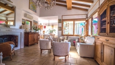 Beautiful and romantic bastide surrounded by greenery at walking distance from the beach