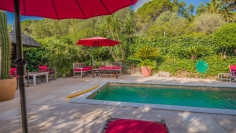 Beautiful and romantic bastide surrounded by greenery at walking distance from the beach