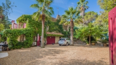 Beautiful and romantic bastide surrounded by greenery at walking distance from the beach