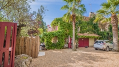 Beautiful and romantic bastide surrounded by greenery at walking distance from the beach