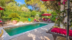 Beautiful and romantic bastide surrounded by greenery at walking distance from the beach