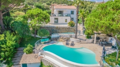 Mooie eigentijdse zeezicht villa dichtbij het centrum van Sainte Maxime