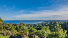 Large contemporary villa with a spectaculair sea view over the Gulf of Saint-Tropez.