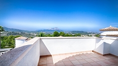 Lovely house in immaculate condition with panoramic views