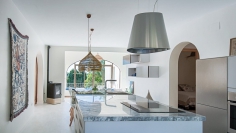 Lovely and fully renovated 'Ibiza style' villa with sea view in sought after location