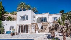 Lovely and fully renovated 'Ibiza style' villa with sea view in sought after location