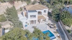 Lovely and fully renovated 'Ibiza style' villa with sea view in sought after location