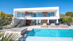 High quality contemporary family home with lovely sea views
