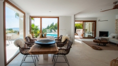 Super mooie Ibiza stijl villa met schitterend zeezicht dichtbij het strand en centrum