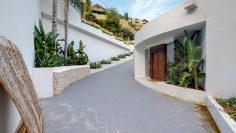 Super mooie Ibiza stijl villa met schitterend zeezicht dichtbij het strand en centrum