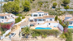 Fantastische en zeer sfeervolle villa met panoramisch zeezicht in het geliefde El Portet