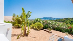 Sfeervolle Ibiza stijl villa met prachtig uitzicht op zee en de wijngaarden