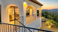 Sfeervolle Ibiza stijl villa met prachtig uitzicht op zee en de wijngaarden