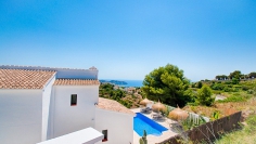 Sfeervolle Ibiza stijl villa met prachtig uitzicht op zee en de wijngaarden
