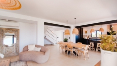 Sfeervolle Ibiza stijl villa met prachtig uitzicht op zee en de wijngaarden