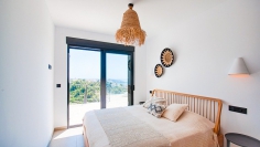 Sfeervolle Ibiza stijl villa met prachtig uitzicht op zee en de wijngaarden