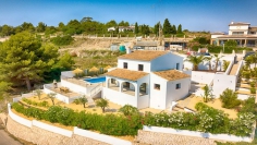 Sfeervolle Ibiza stijl villa met prachtig uitzicht op zee en de wijngaarden