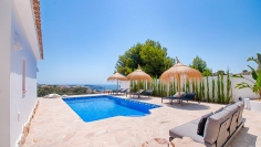 Sfeervolle Ibiza stijl villa met prachtig uitzicht op zee en de wijngaarden