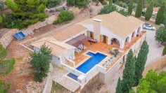 Superb renovated finca with many authentic details and stunning sea and mountain views