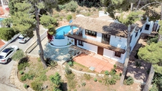 Beautiful Mediterranean villa with lots of potential at walking distance from the beach