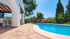 Beautiful Mediterranean villa with lots of potential at walking distance from the beach