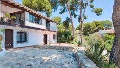 Super sfeervolle Mediterrane villa met veel potentieel op loopafstand van het strand