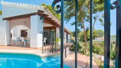 Beautiful Mediterranean villa with lots of potential at walking distance from the beach