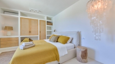 Schitterende volledig gerenoveerde Ibiza stijl villa met panoramisch zeezicht