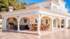 Mediterraanse villa op absolute TOPlocatie met panoramisch zeezicht en enorm potentieel!
