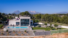 Indrukwekkende design villa met prachtig zicht op zee en de bergen
