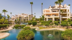 Schitterend luxe penthouse direct aan het strand op loopafstand van het centrum van Estepona