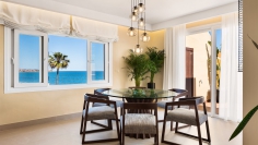 Schitterend luxe penthouse direct aan het strand op loopafstand van het centrum van Estepona