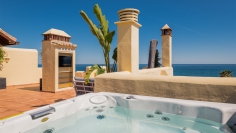 Schitterend luxe penthouse direct aan het strand op loopafstand van het centrum van Estepona