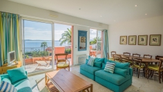 Fantastisch appartement met panoramisch zeezicht op enkele passen van het strand