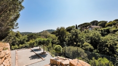 Lovely family estate just a short stroll from the La Nartelle beach