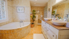Perfect family retreat: Superb Provencal villa on a big plot with full privacy