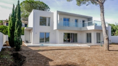 Contemporary new build villa with small sea view and just 300m from the beach