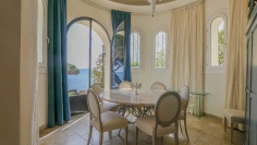 Unieke karaktervolle villa direct aan zee met een uitzonderlijk mooi zeezicht