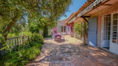 Lovely Provencal villa full of charm offering a beautiful view of the sea