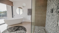 Luxe moderne design villa in privé domein met schitterend zeezicht