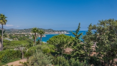 Exceptionele high tech designer villa met spectaculair zicht over de baai van Saint Tropez