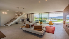 Exceptionele high tech designer villa met spectaculair zicht over de baai van Saint Tropez