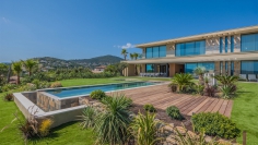 Exceptionele high tech designer villa met spectaculair zicht over de baai van Saint Tropez