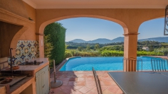 Beautiful Provencal villa offering panoramic views of the vineyards 