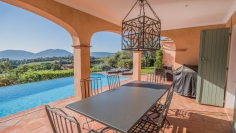 Beautiful Provencal villa offering panoramic views of the vineyards 