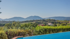 Beautiful Provencal villa offering panoramic views of the vineyards 