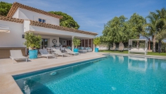 Stunning high end villa with spectaculair sea view within walking distance of the beach 