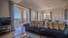 Indrukwekkende luxe villa met uitzonderlijk mooi zeezicht in beveiligd domein nabij het strand