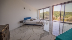 Nieuwe moderne design villa met zeezicht in veilig domein vlakbij Port Grimaud