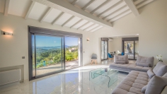 Fantastische modern Provencaalse villa met panoramisch uitzicht over de golfbaan en zee